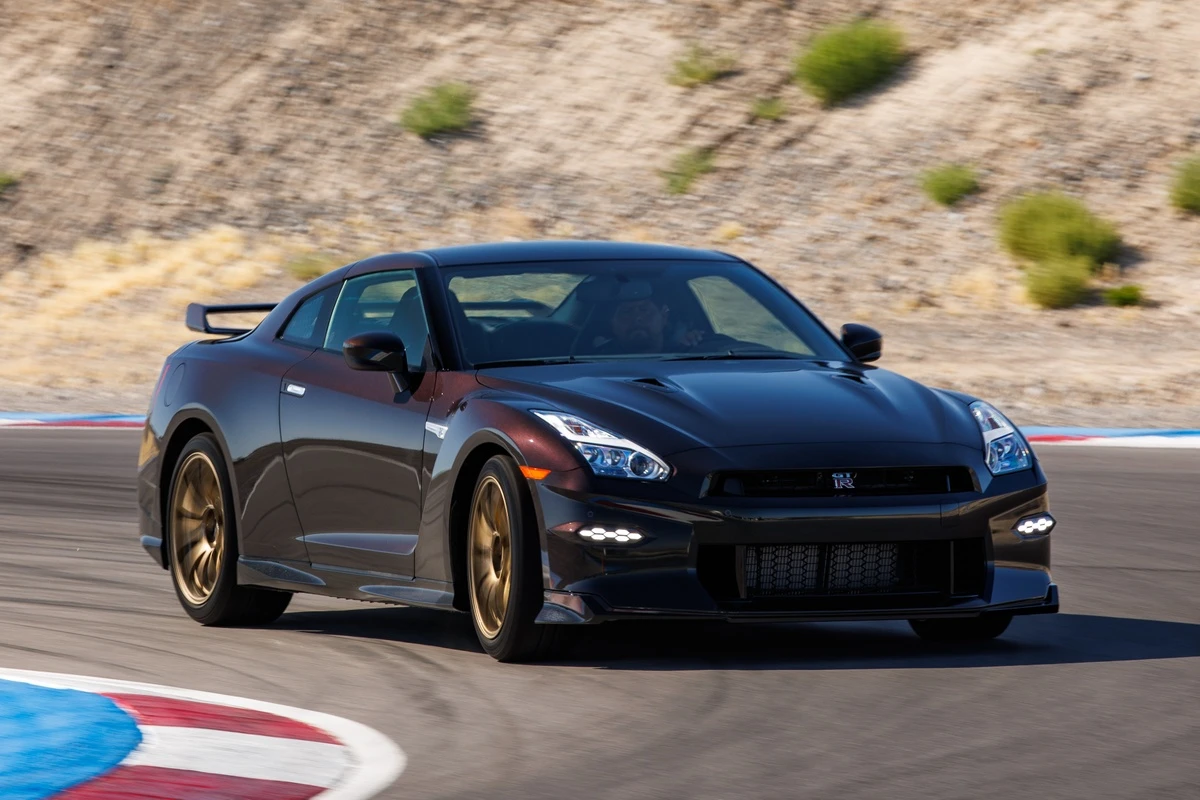 Nissan GT-R T-spec Takumi Edition giá hơn 150.000 USD