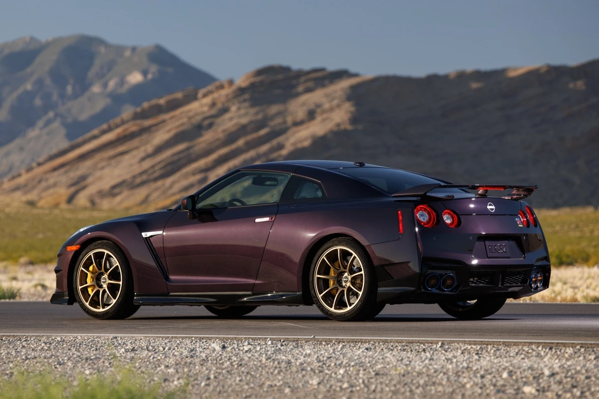 Nissan GT-R T-spec Takumi Edition giá hơn 150.000 USD