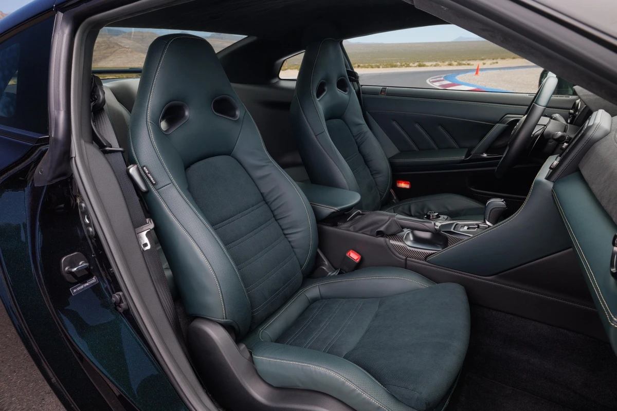 Nissan GT-R T-spec Takumi Edition giá hơn 150.000 USD