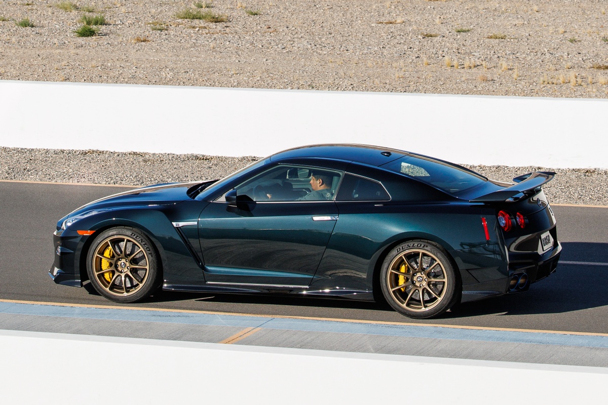 Nissan GT-R T-spec Takumi Edition giá hơn 150.000 USD