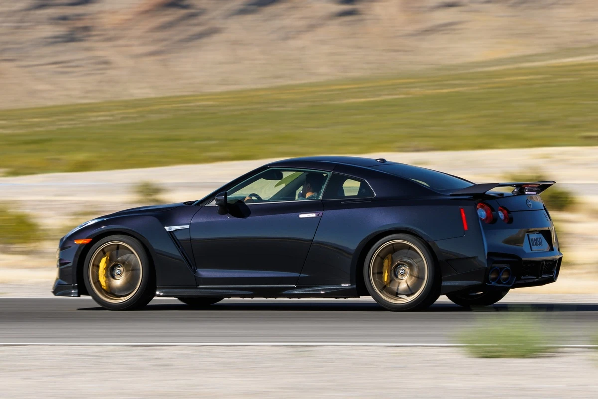 Nissan GT-R T-spec Takumi Edition giá hơn 150.000 USD