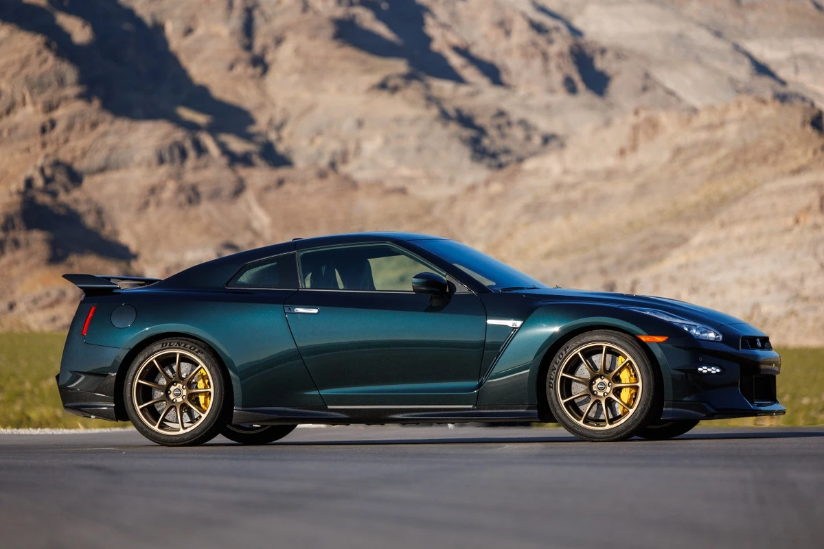 Nissan GT-R T-spec Takumi Edition giá hơn 150.000 USD