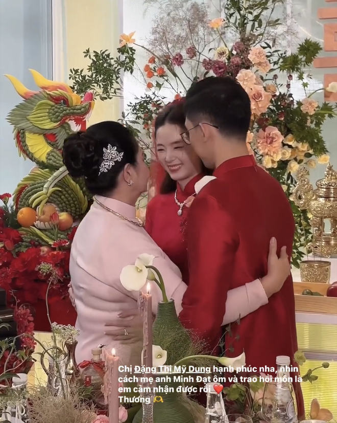 Vừa dắt tay Midu bước vào biệt thự hào môn, mẹ thiếu gia Minh Đạt loay hoay làm 1 hành động gây bất ngờ