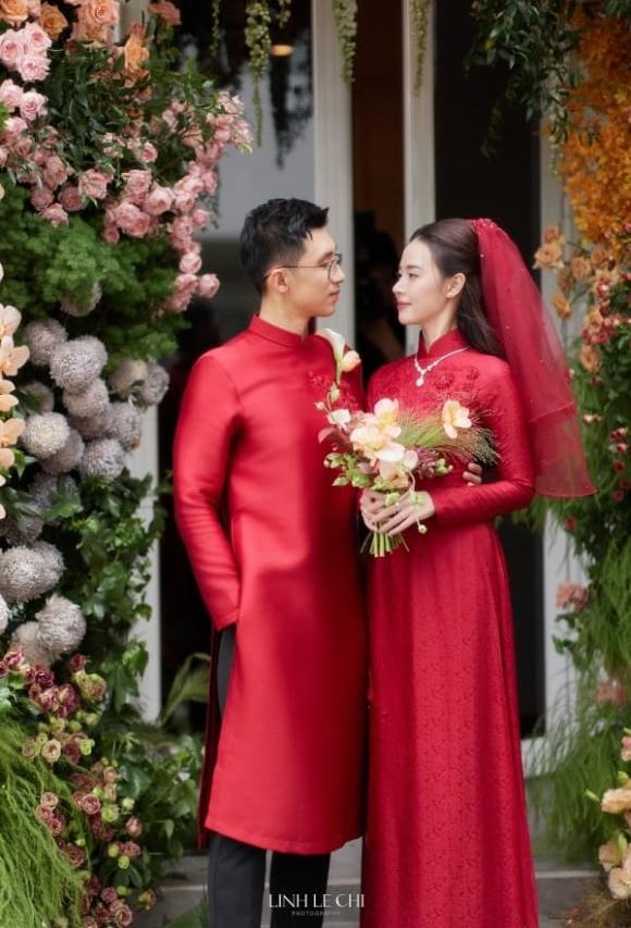 Vừa dắt tay Midu bước vào biệt thự hào môn, mẹ thiếu gia Minh Đạt loay hoay làm 1 hành động gây bất ngờ