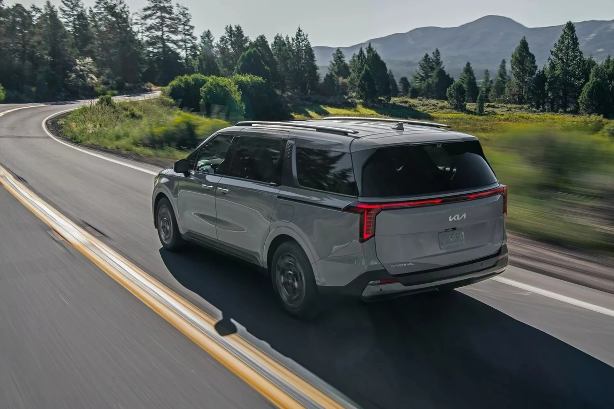 Kia Carnival 2025 nâng cấp nhẹ thiết kế, thêm biến thể hybrid