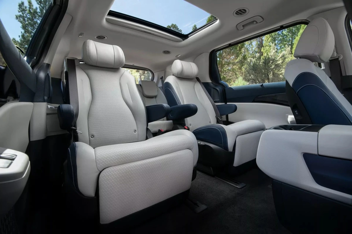 Kia Carnival 2025 nâng cấp nhẹ thiết kế, thêm biến thể hybrid