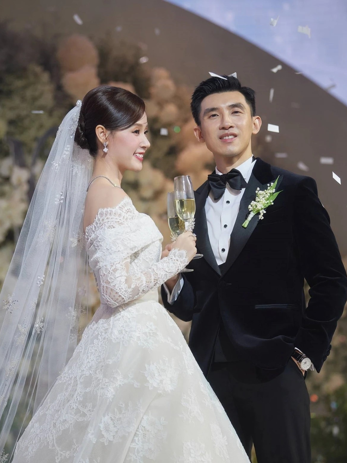 Chú rể khóc, hứa luôn xem Midu là 'nóc nhà'