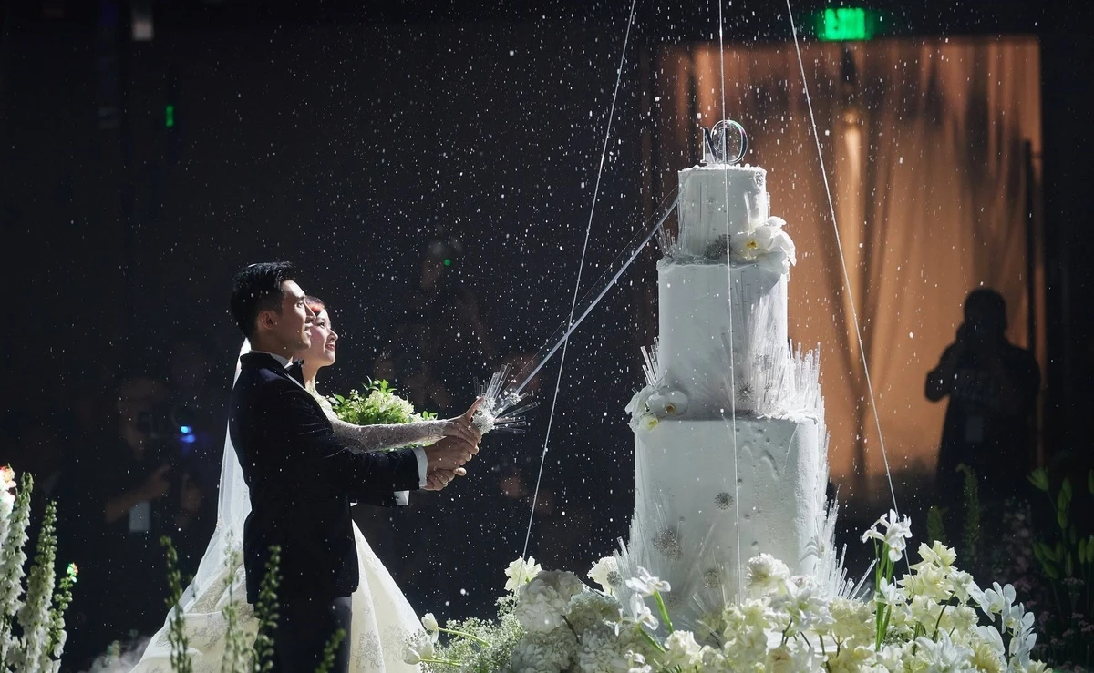 Chú rể khóc, hứa luôn xem Midu là 'nóc nhà'