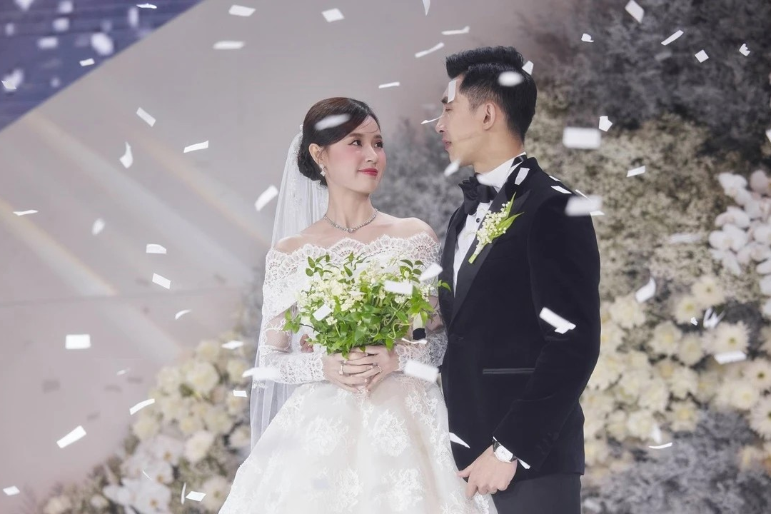 Chú rể khóc, hứa luôn xem Midu là 'nóc nhà'