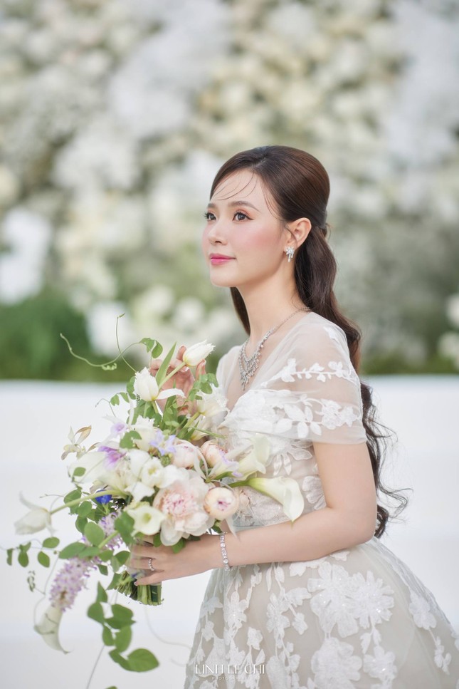 Hoa cưới của cô dâu Midu từ đám hỏi đến đám cưới đều có điểm đặc biệt