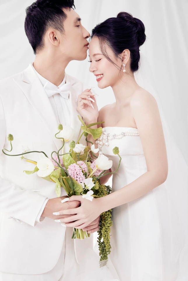 Hoa cưới của cô dâu Midu từ đám hỏi đến đám cưới đều có điểm đặc biệt