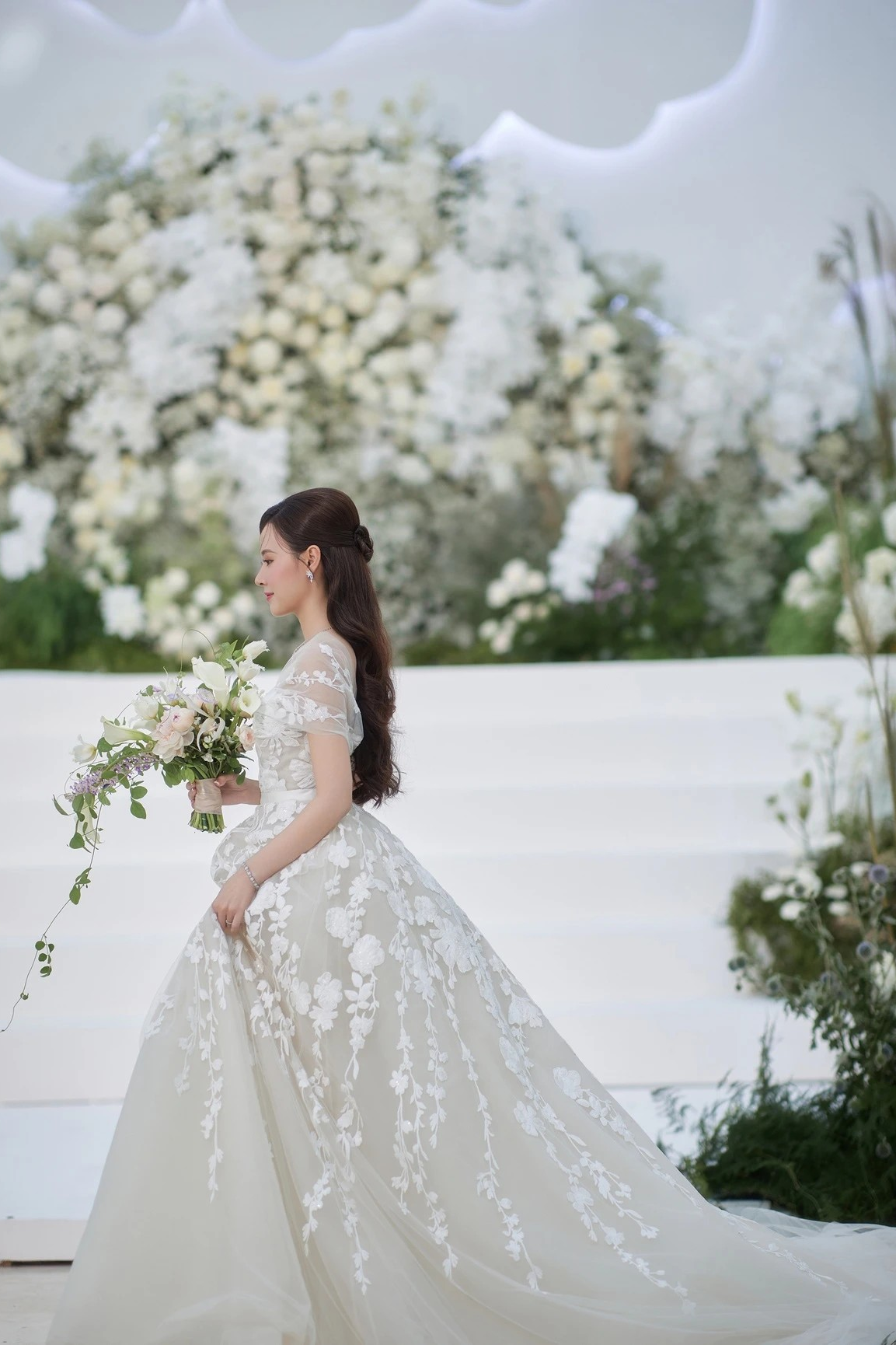 Thực đơn đám cưới Midu có gì?