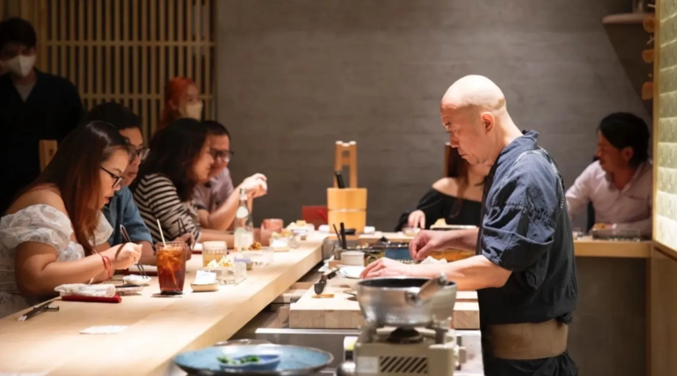 Omakase - Phong cách ăn lạ được Trấn Thành và giới nhà giàu Việt cực ưa chuộng: Không được chọn món, không biết trước giá... nhưng số tiền phải trả gây choáng!