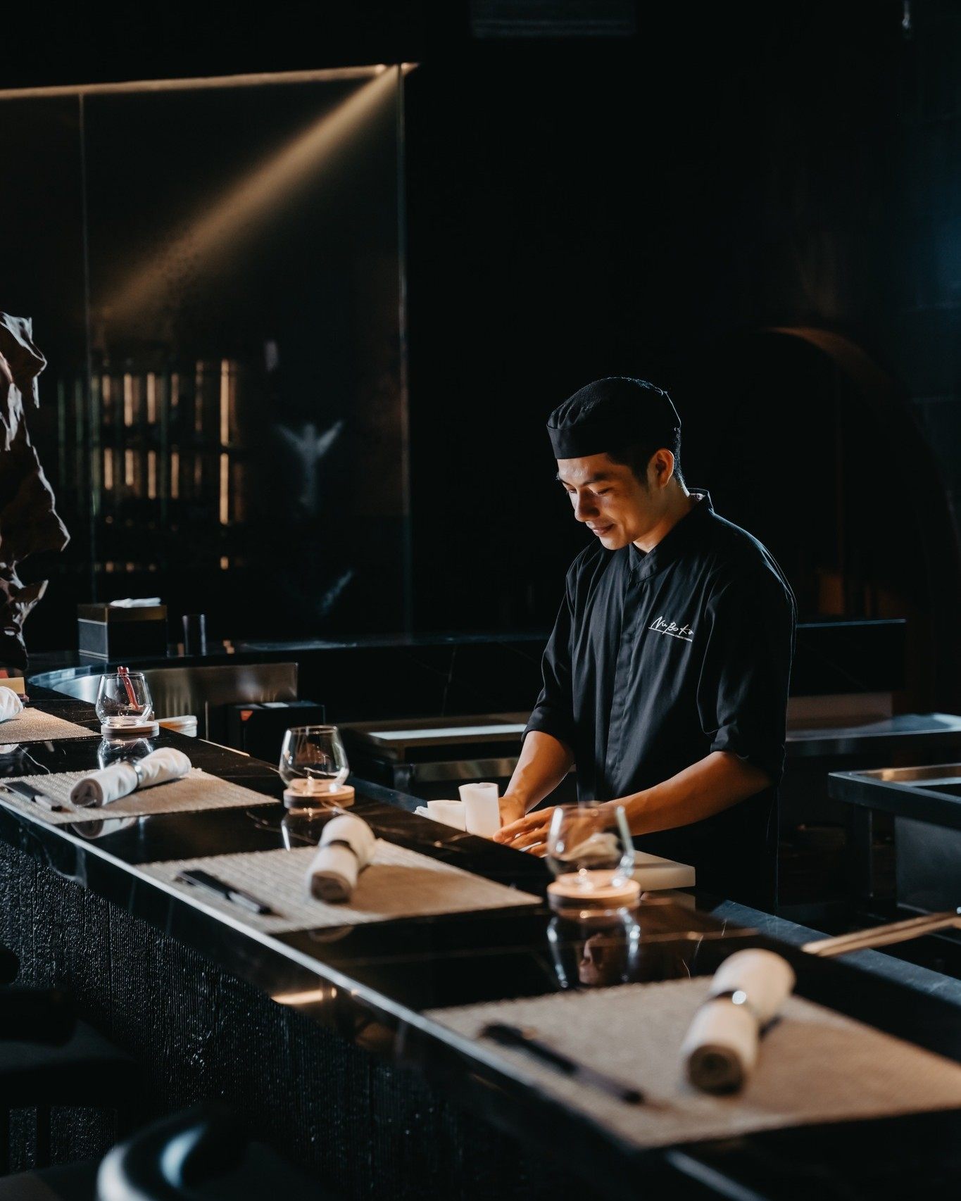 Omakase - Phong cách ăn lạ được Trấn Thành và giới nhà giàu Việt cực ưa chuộng: Không được chọn món, không biết trước giá... nhưng số tiền phải trả gây choáng!