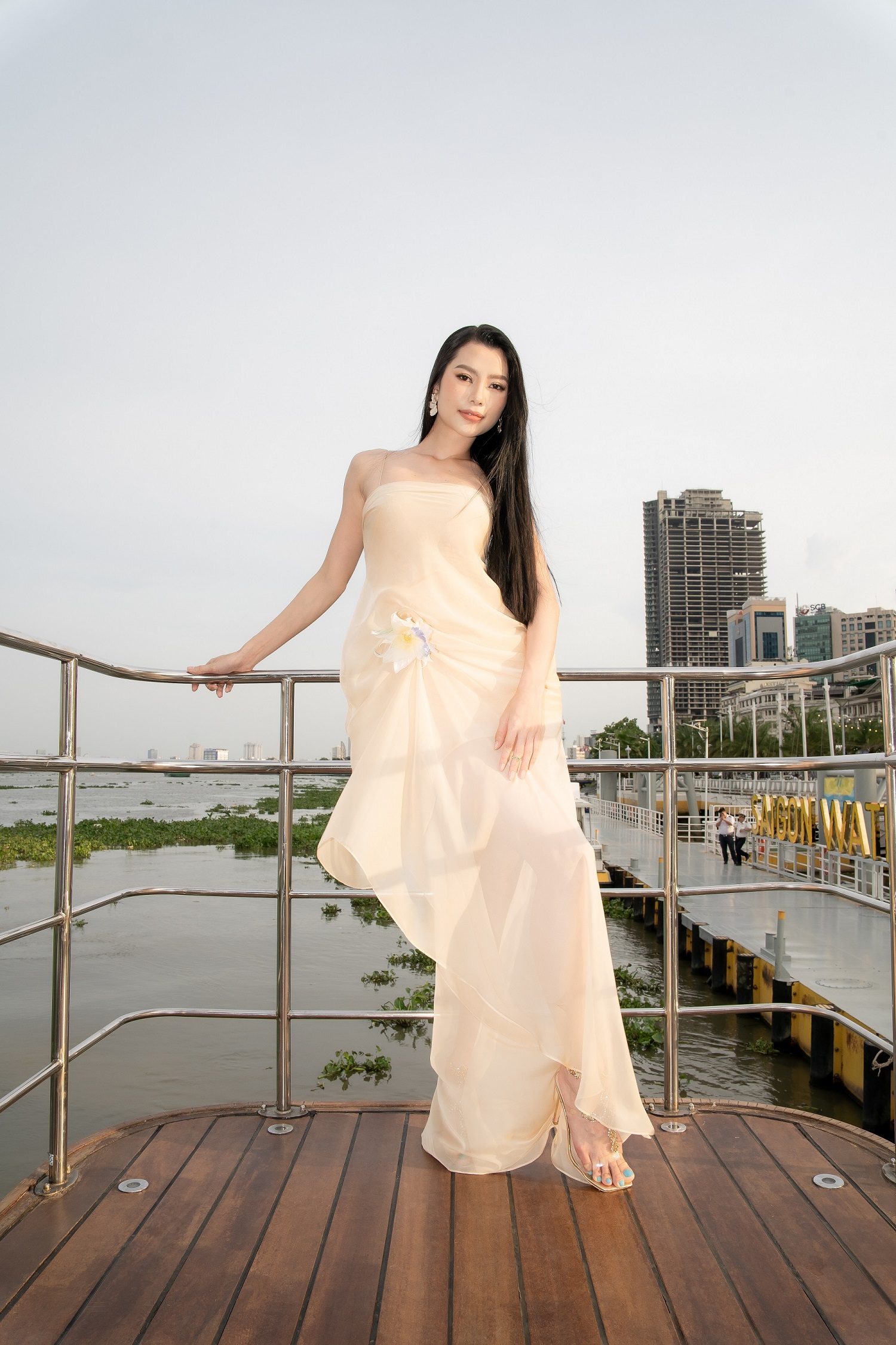 Bùi Quỳnh Hoa, Hoàng Nhung, Bùi Lý Thiên Hương đọ sắc