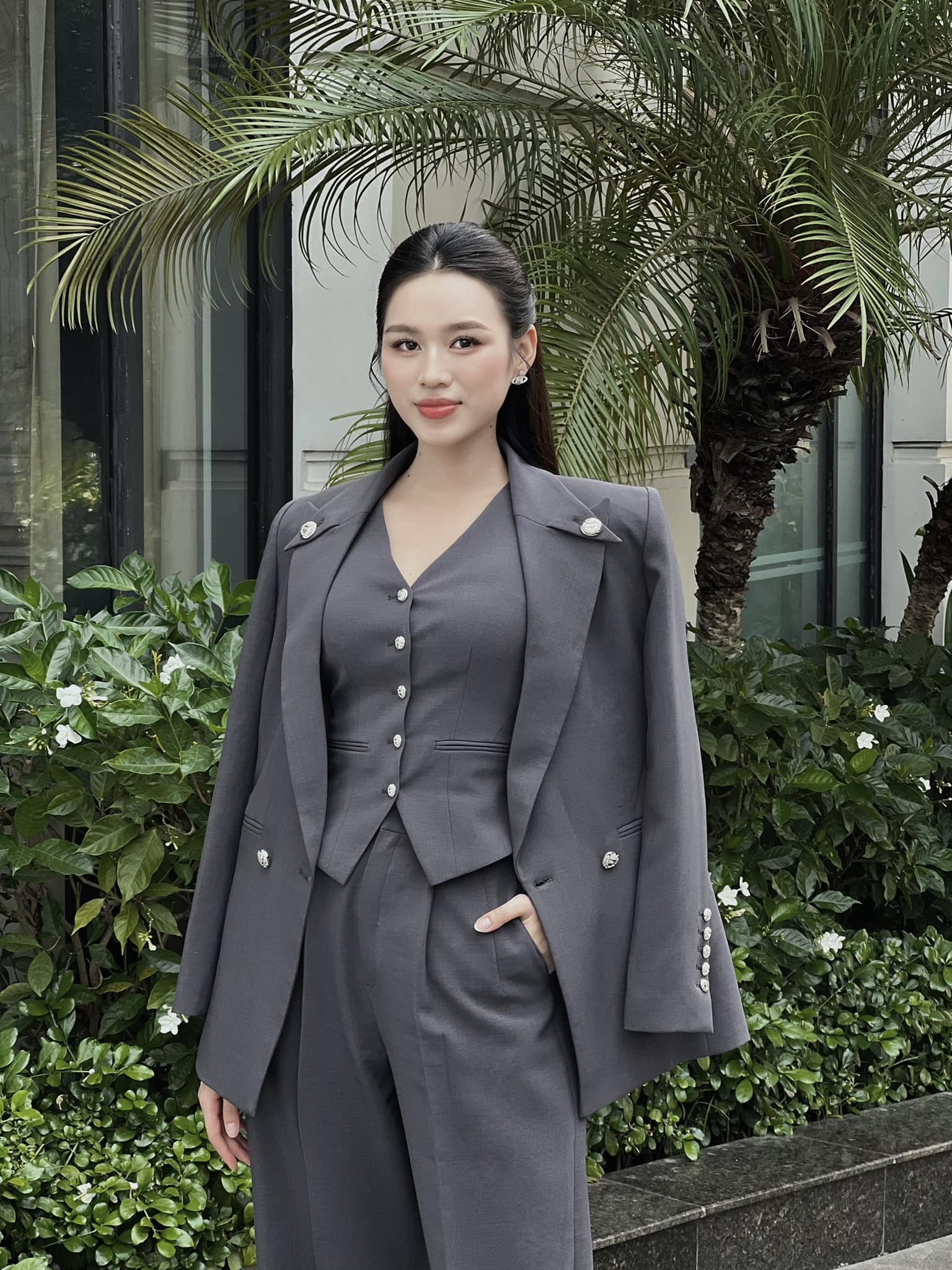 Gu thời trang của hoa hậu Việt: Sang như "tổng tài"
