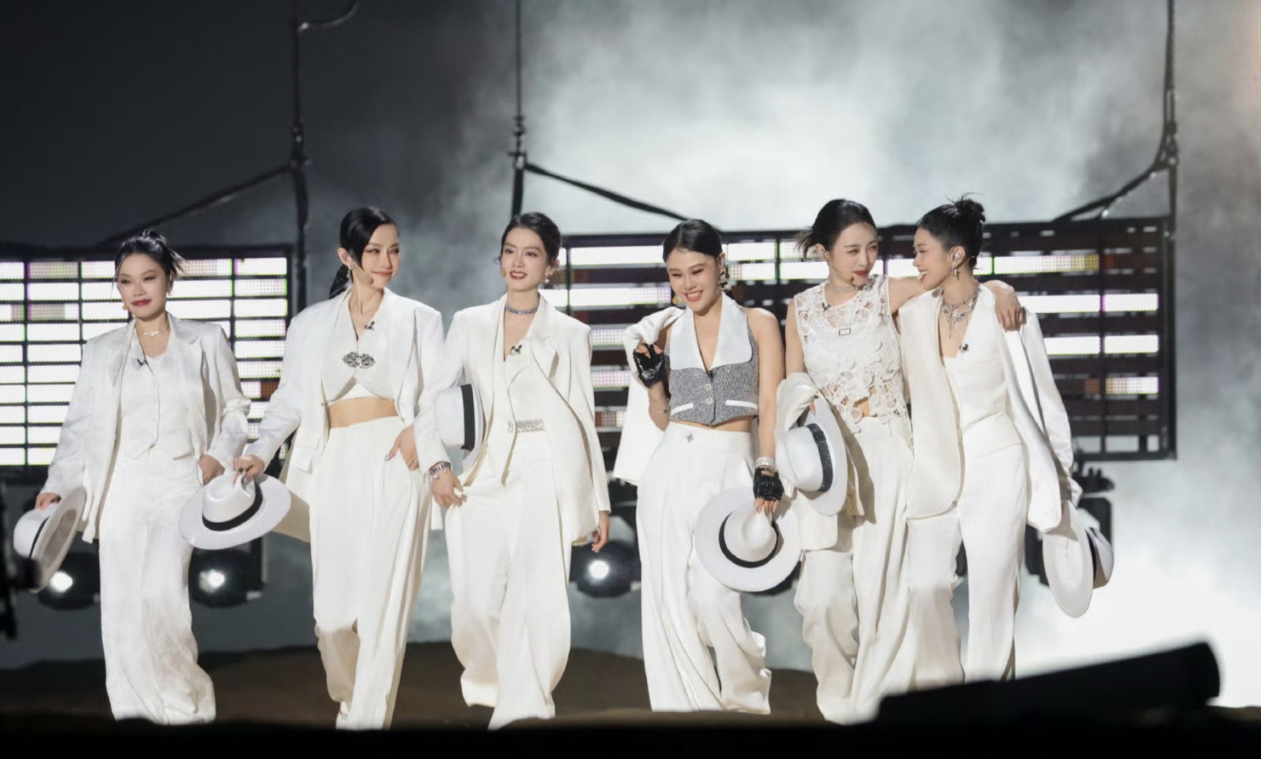 Suni Hạ Linh đứng đầu show "Đạp gió 2024", gây xôn xao mạng xã hội