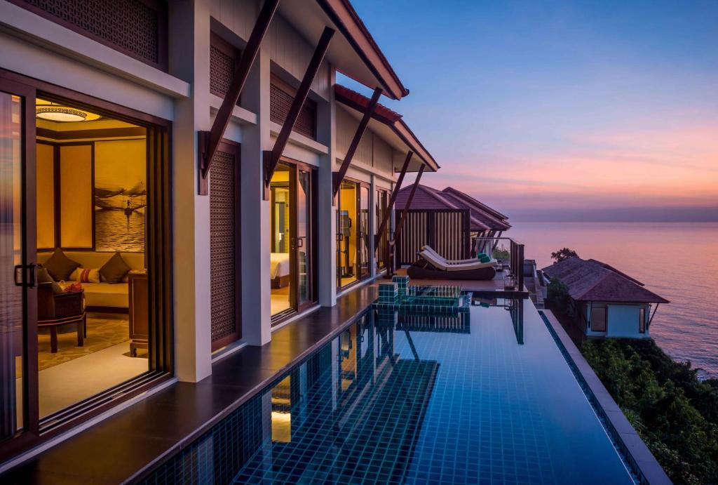 “Khách sạn sang trọng tốt nhất thế giới” gọi tên Banyan Tree Lăng Cô