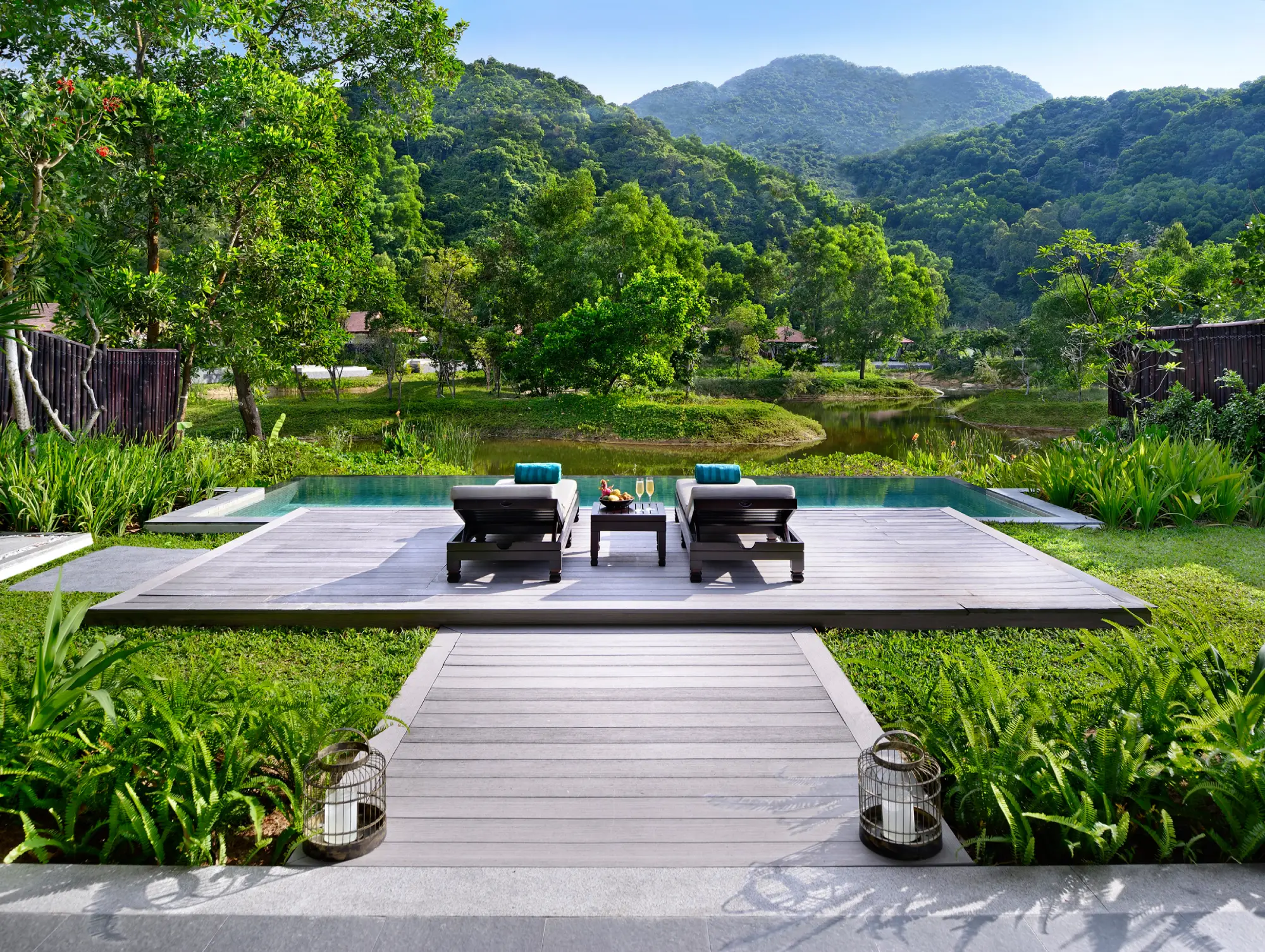 Đến “Khách sạn sang trọng tốt nhất thế giới” ngắm nhìn thiên nhiên kỳ vĩ tại Vịnh Lăng Cô