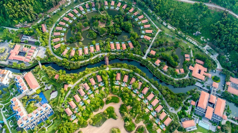 Đến “Khách sạn sang trọng tốt nhất thế giới” ngắm nhìn thiên nhiên kỳ vĩ tại Vịnh Lăng Cô