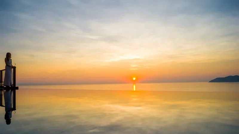 Đến “Khách sạn sang trọng tốt nhất thế giới” ngắm nhìn thiên nhiên kỳ vĩ tại Vịnh Lăng Cô