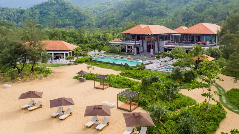 Đến “Khách sạn sang trọng tốt nhất thế giới” ngắm nhìn thiên nhiên kỳ vĩ tại Vịnh Lăng Cô