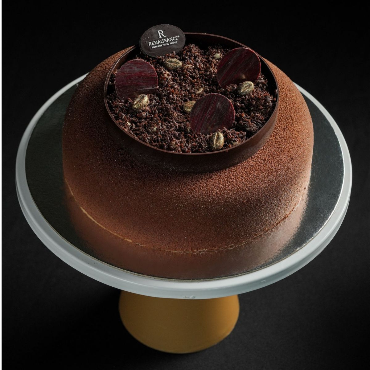 "Slice into Surprise": BST bánh ngọt nguyên ổ mới từ Renaissance Saigon