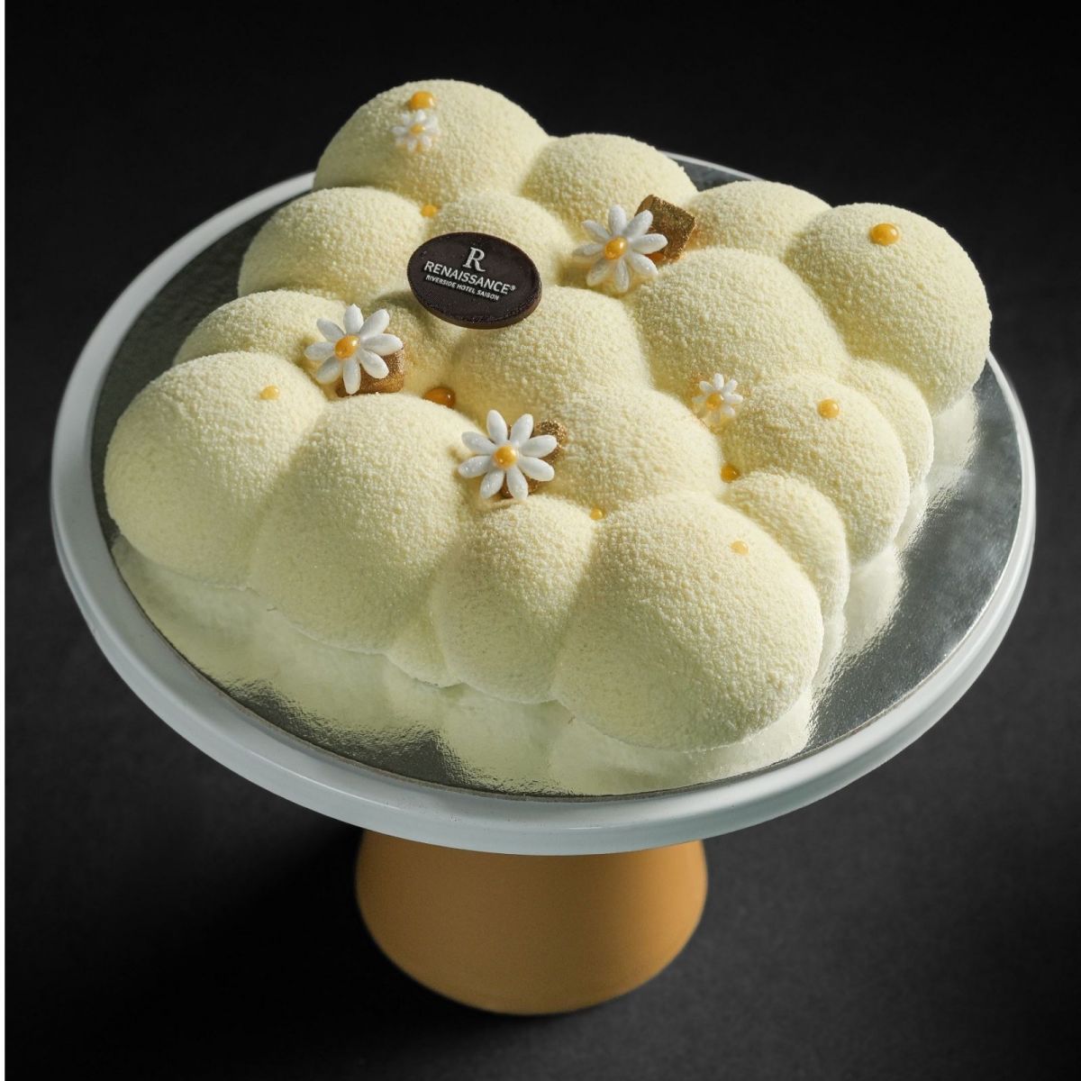 "Slice into Surprise": BST bánh ngọt nguyên ổ mới từ Renaissance Saigon