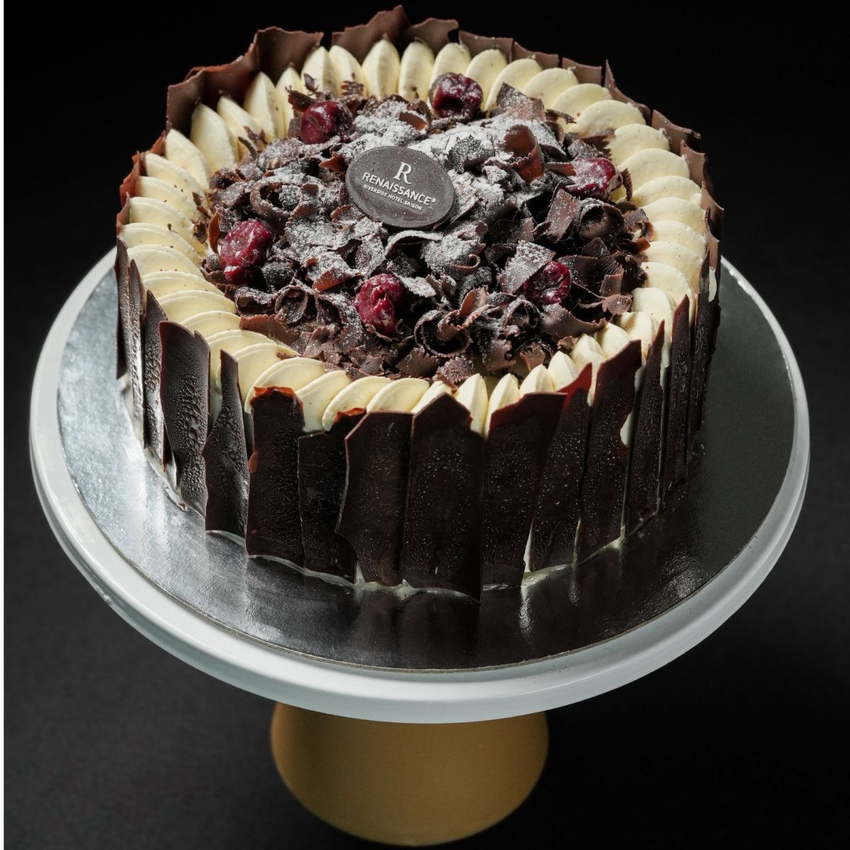 "Slice into Surprise": BST bánh ngọt nguyên ổ mới từ Renaissance Saigon