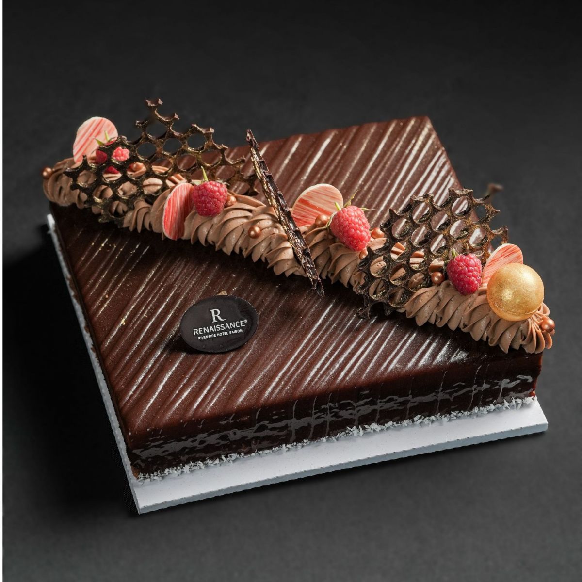"Slice into Surprise": BST bánh ngọt nguyên ổ mới từ Renaissance Saigon