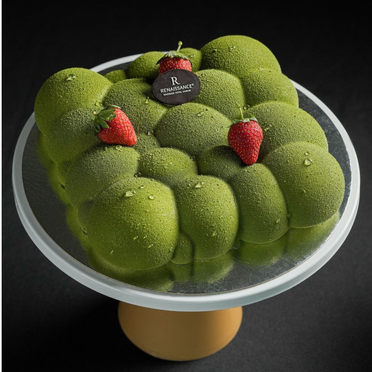 "Slice into Surprise": BST bánh ngọt nguyên ổ mới từ Renaissance Saigon