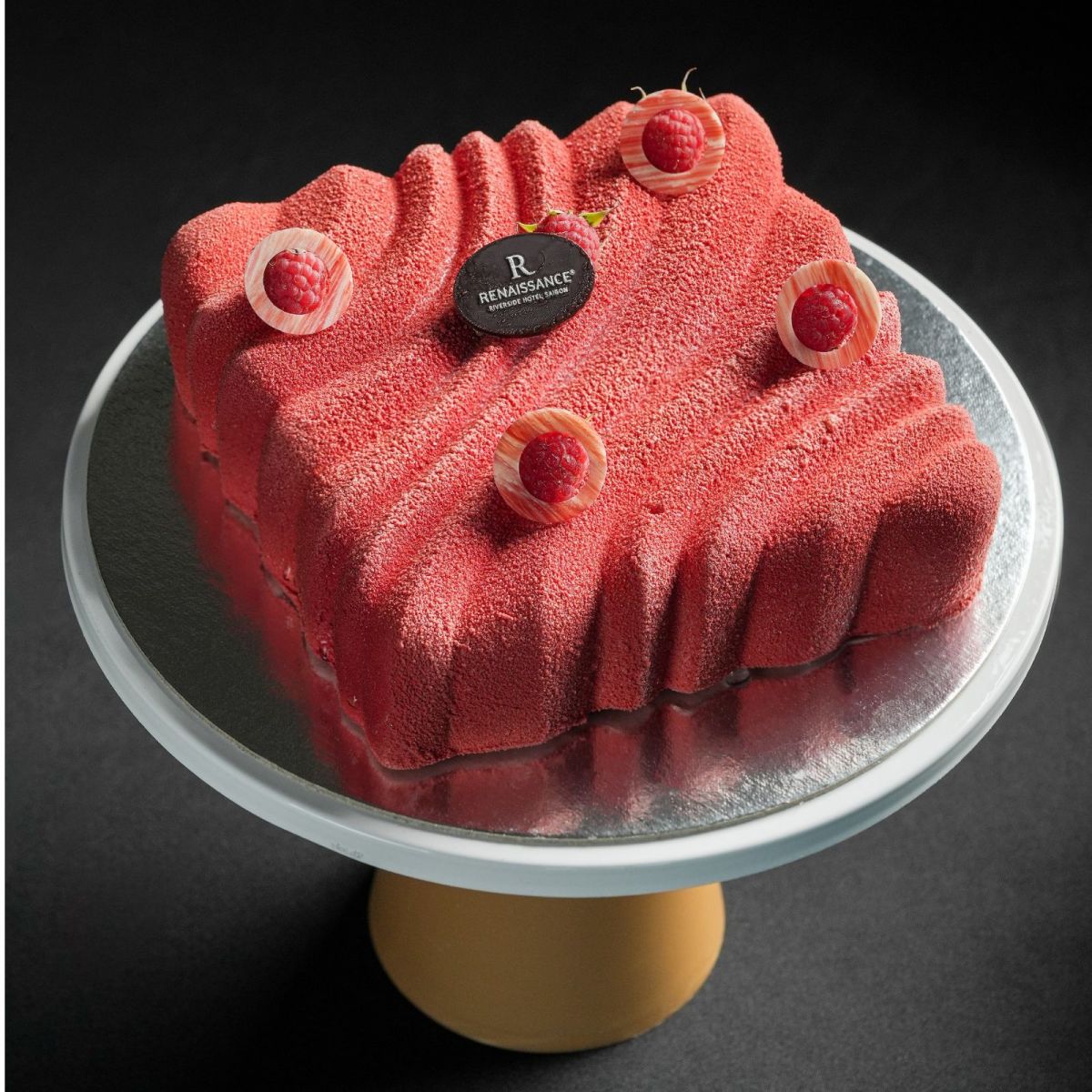 "Slice into Surprise": BST bánh ngọt nguyên ổ mới từ Renaissance Saigon