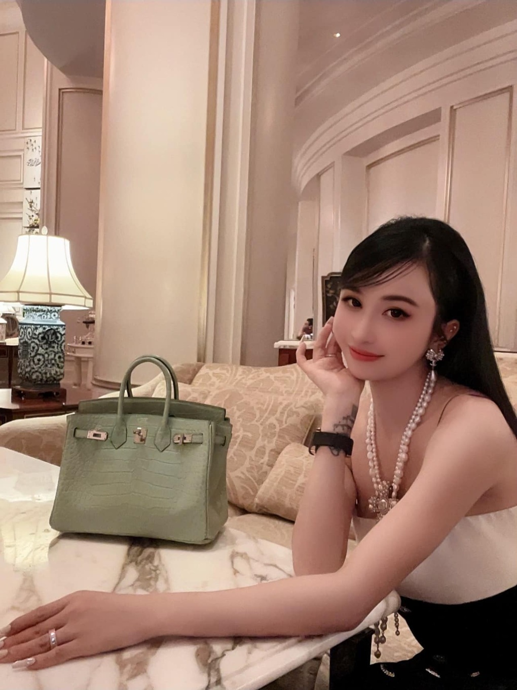 Kho túi xách đắt đỏ của vợ Minh "Nhựa", có thiết kế lên đến 5 tỷ đồng