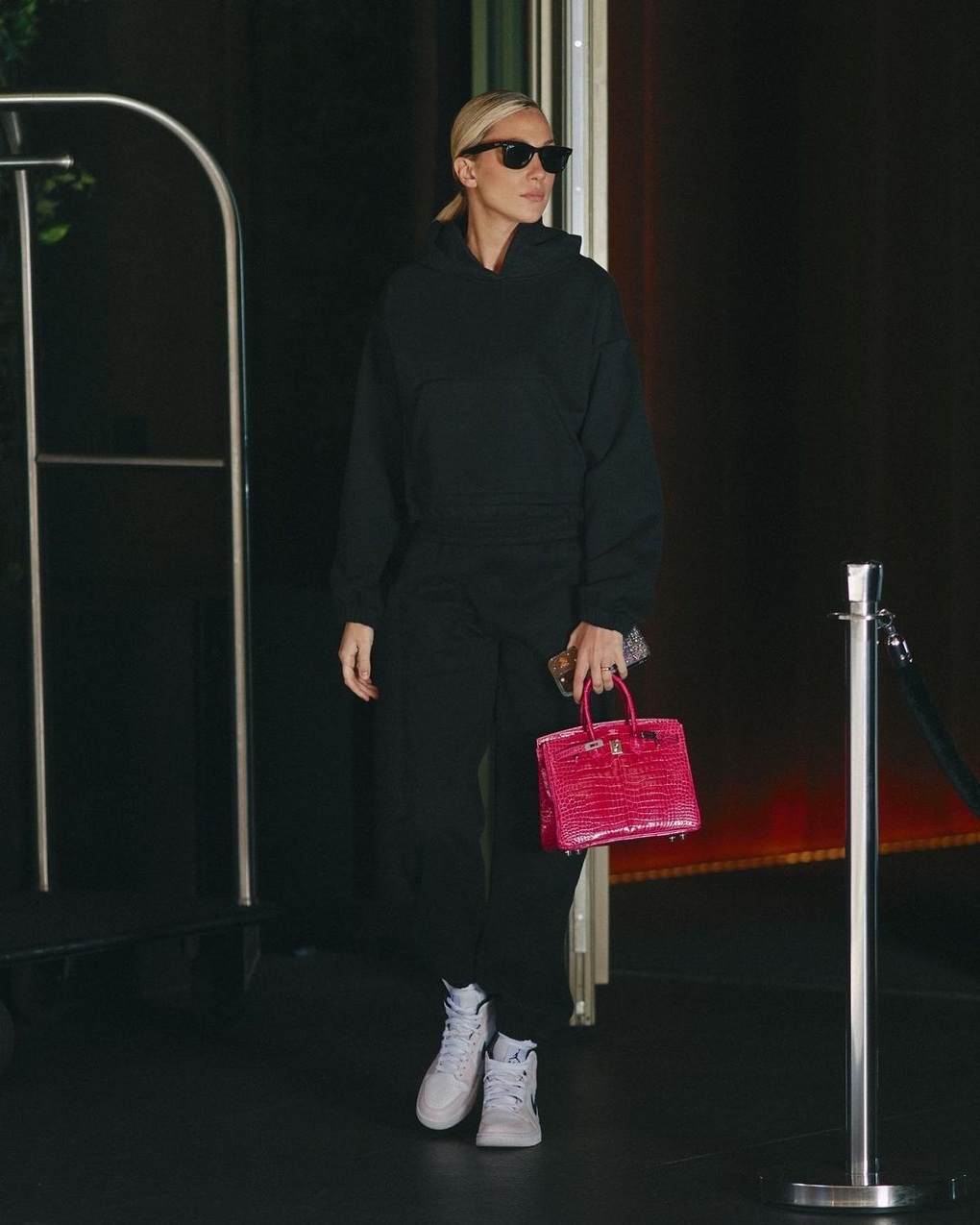 Dàn WAGs sang chảnh khoe túi xách Hermès có giá vài tỷ đồng