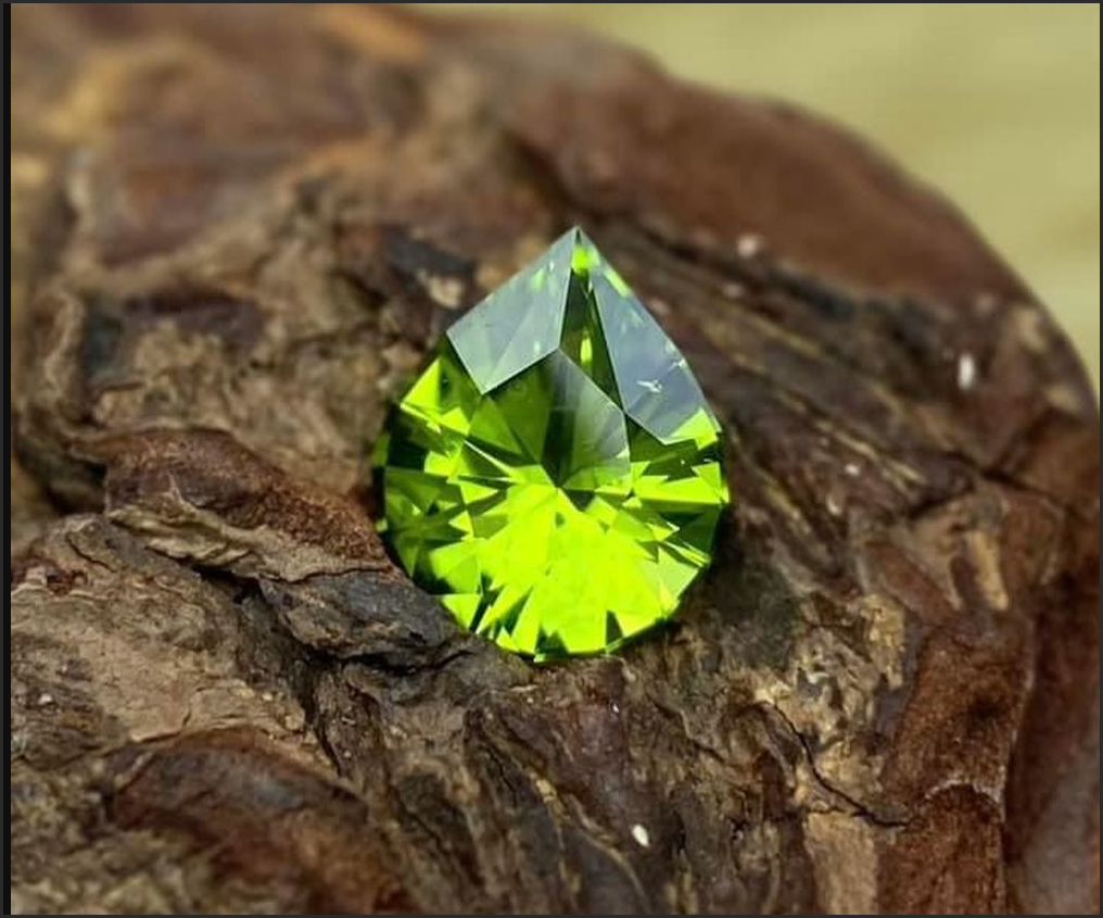 Đá peridot xanh lá