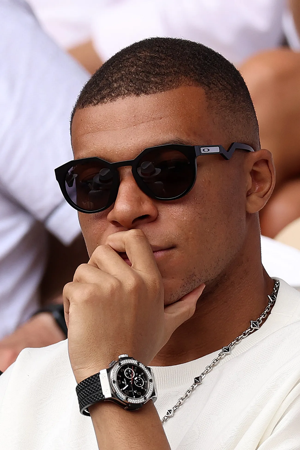 Kylian Mbappé đeo nhiều đồng hồ kim cương, đáng giá cả căn nhà
