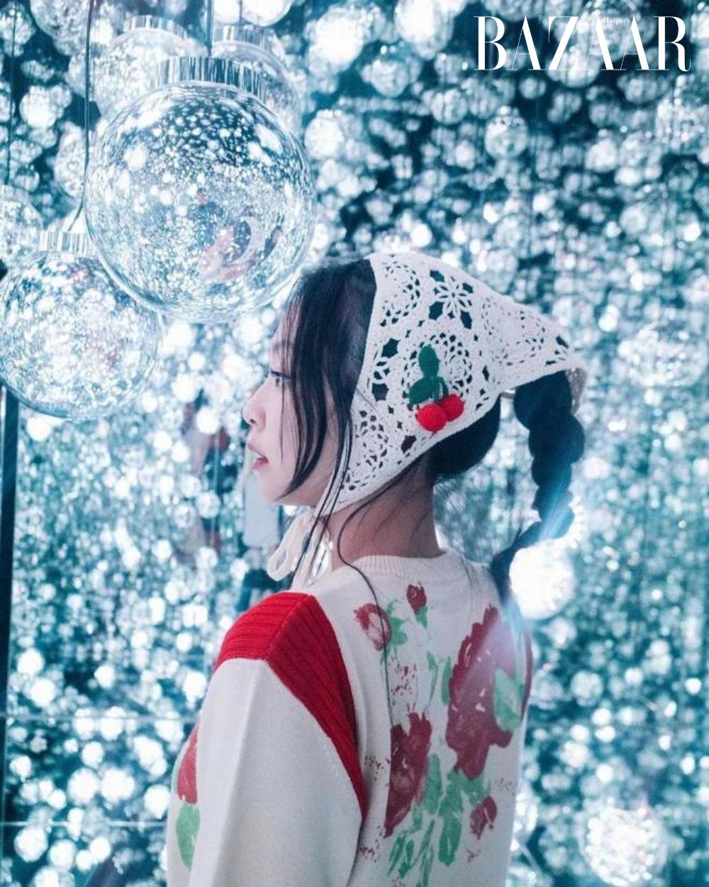 Các IT Girl lăng-xê mốt quàng khăn kiểu cô gái Hà Lan