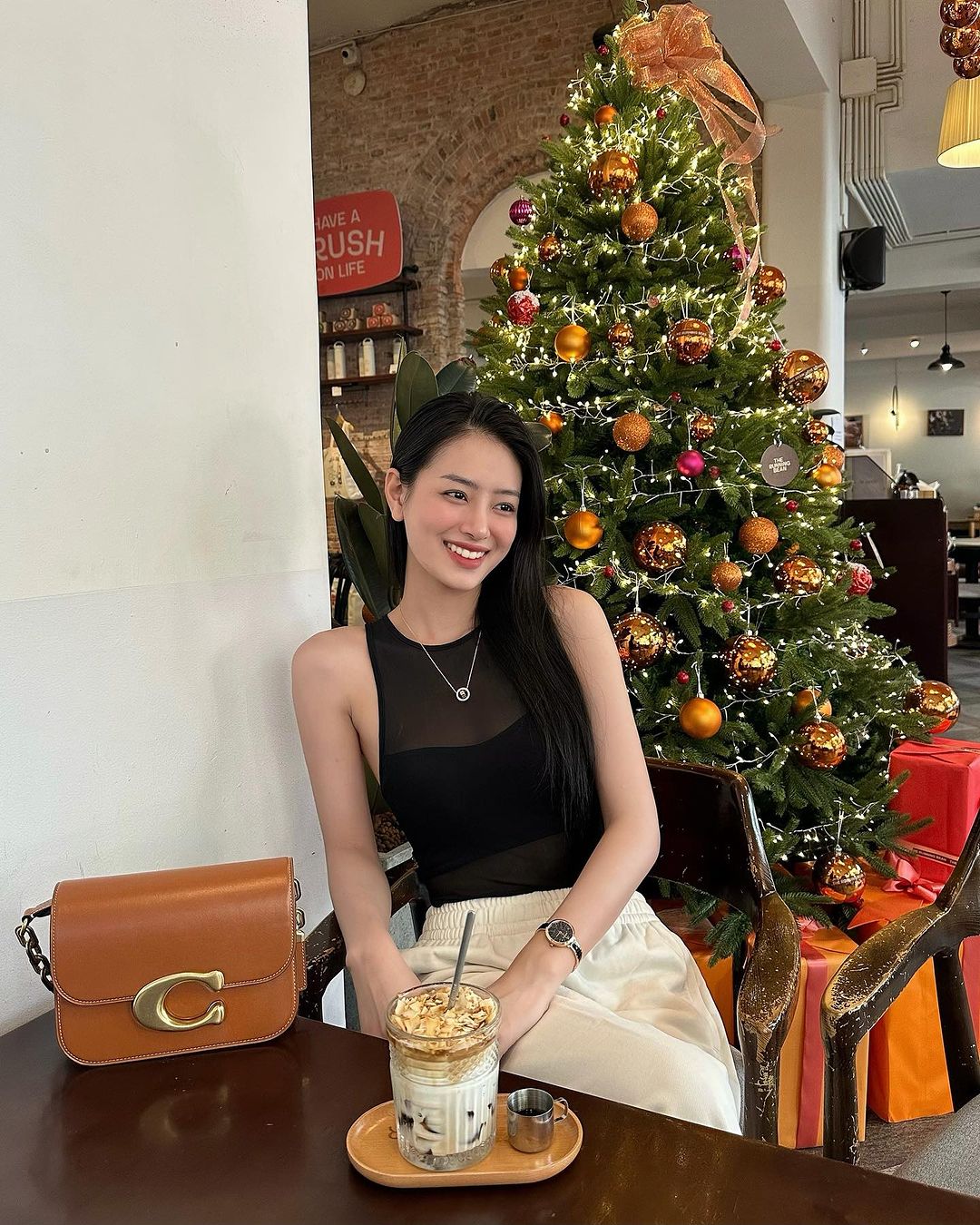 Show hẹn hò Đảo thiên đường