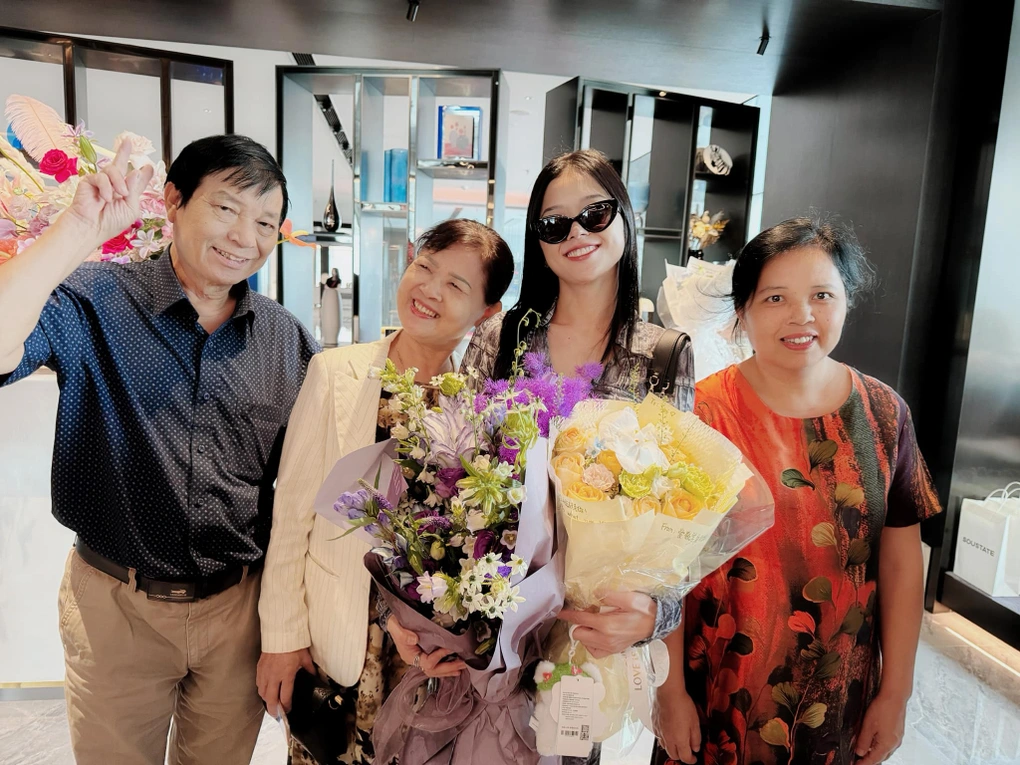 Bố mẹ gần 80 tuổi đi ủng hộ Suni Hạ Linh vào chung kết "Đạp gió 2024"