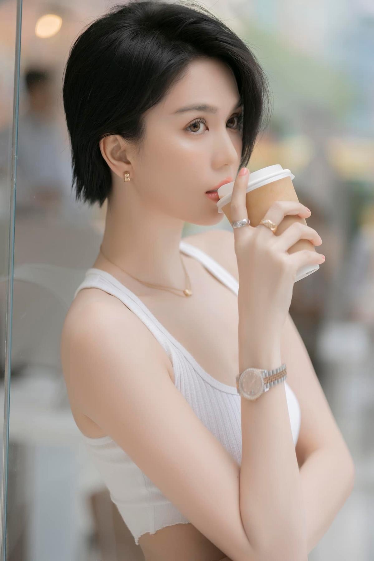 Ngọc Trinh cắt tóc tém
