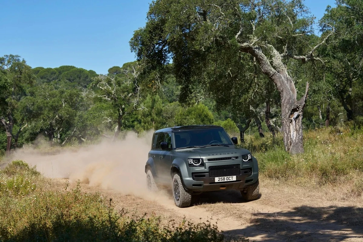 Cận cảnh mẫu Land Rover Defender mạnh nhất từ trước đến nay