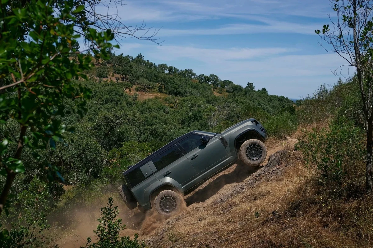 Cận cảnh mẫu Land Rover Defender mạnh nhất từ trước đến nay