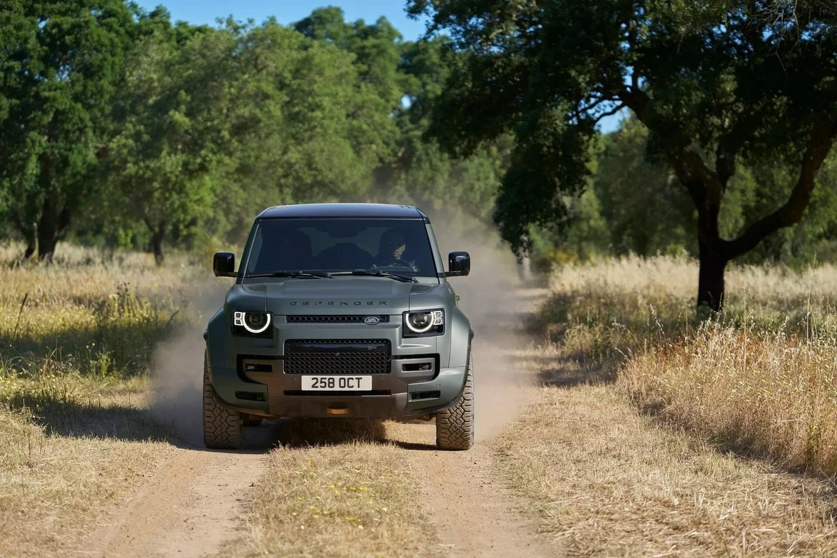 Cận cảnh mẫu Land Rover Defender mạnh nhất từ trước đến nay
