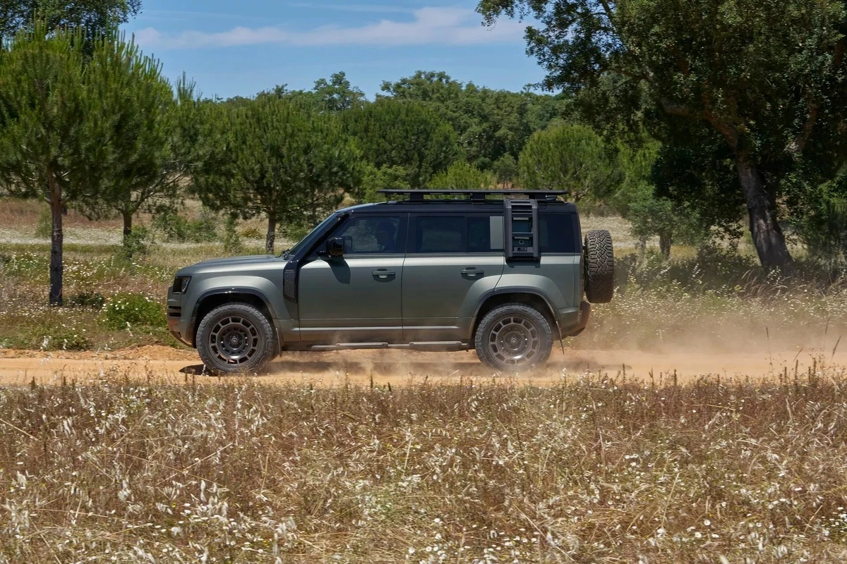 Cận cảnh mẫu Land Rover Defender mạnh nhất từ trước đến nay