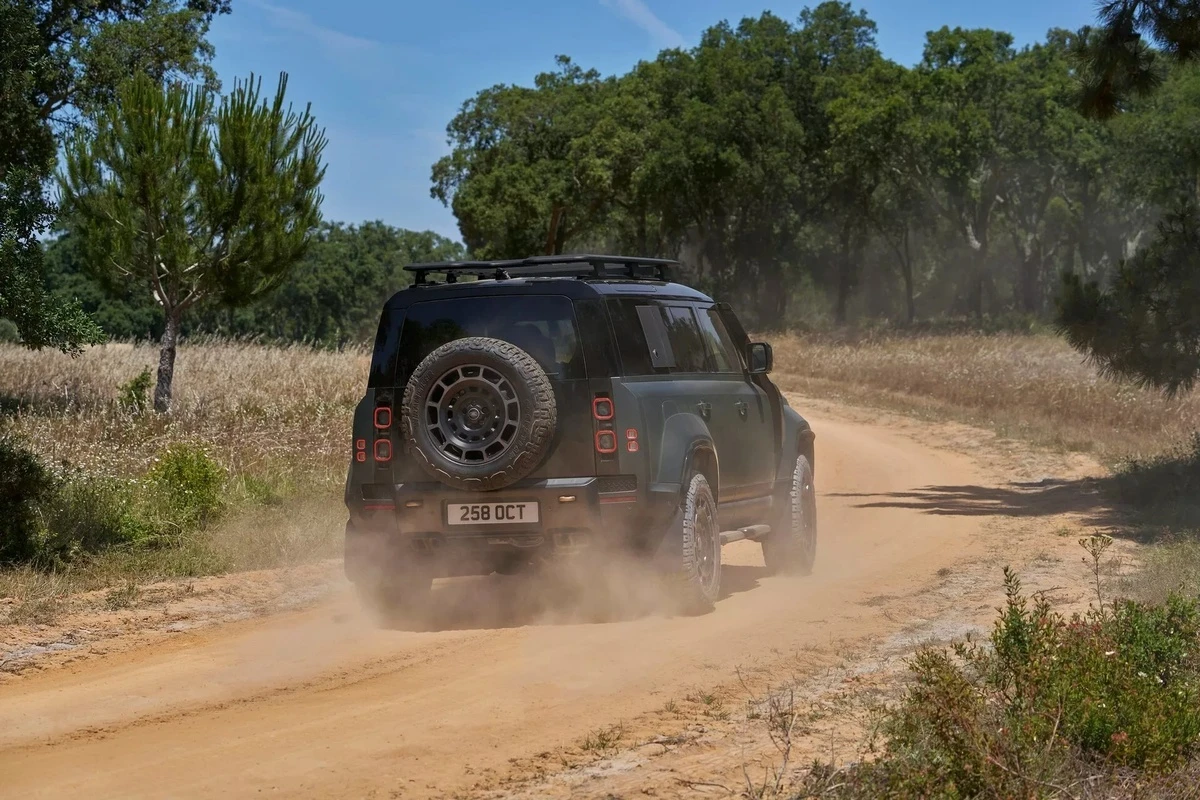 Cận cảnh mẫu Land Rover Defender mạnh nhất từ trước đến nay