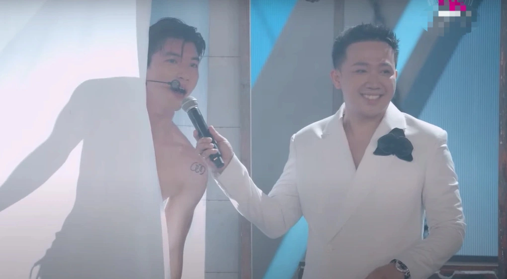 Anh trai say hi: HIEUTHUHAI nhảy gợi cảm bên vũ công