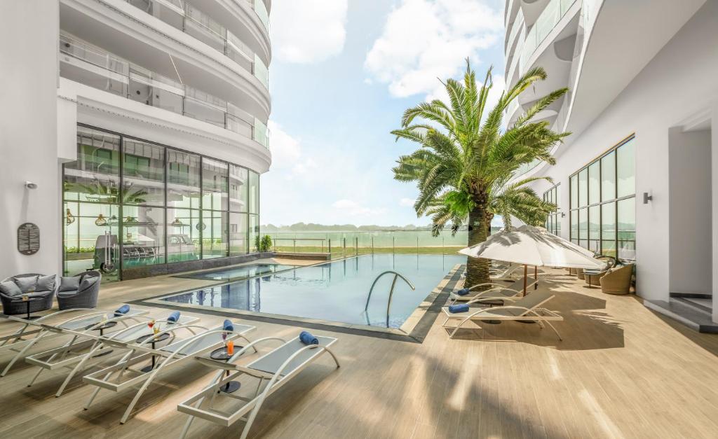 Hai khách sạn, resort sang trọng có view ngắm trọn toàn cảnh vịnh Hạ Long
