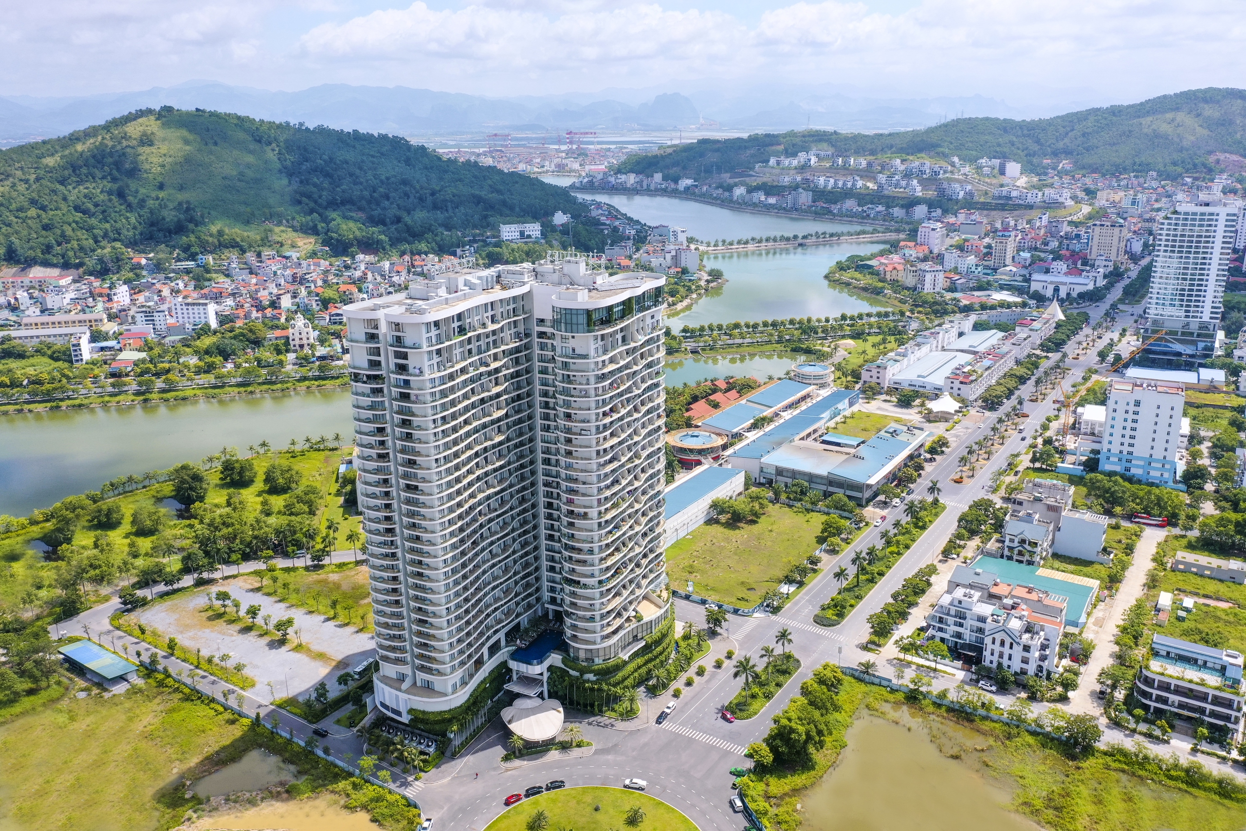 Khách sạn Citadines Marina Halong ngắm trọn toàn cảnh vịnh Hạ Long