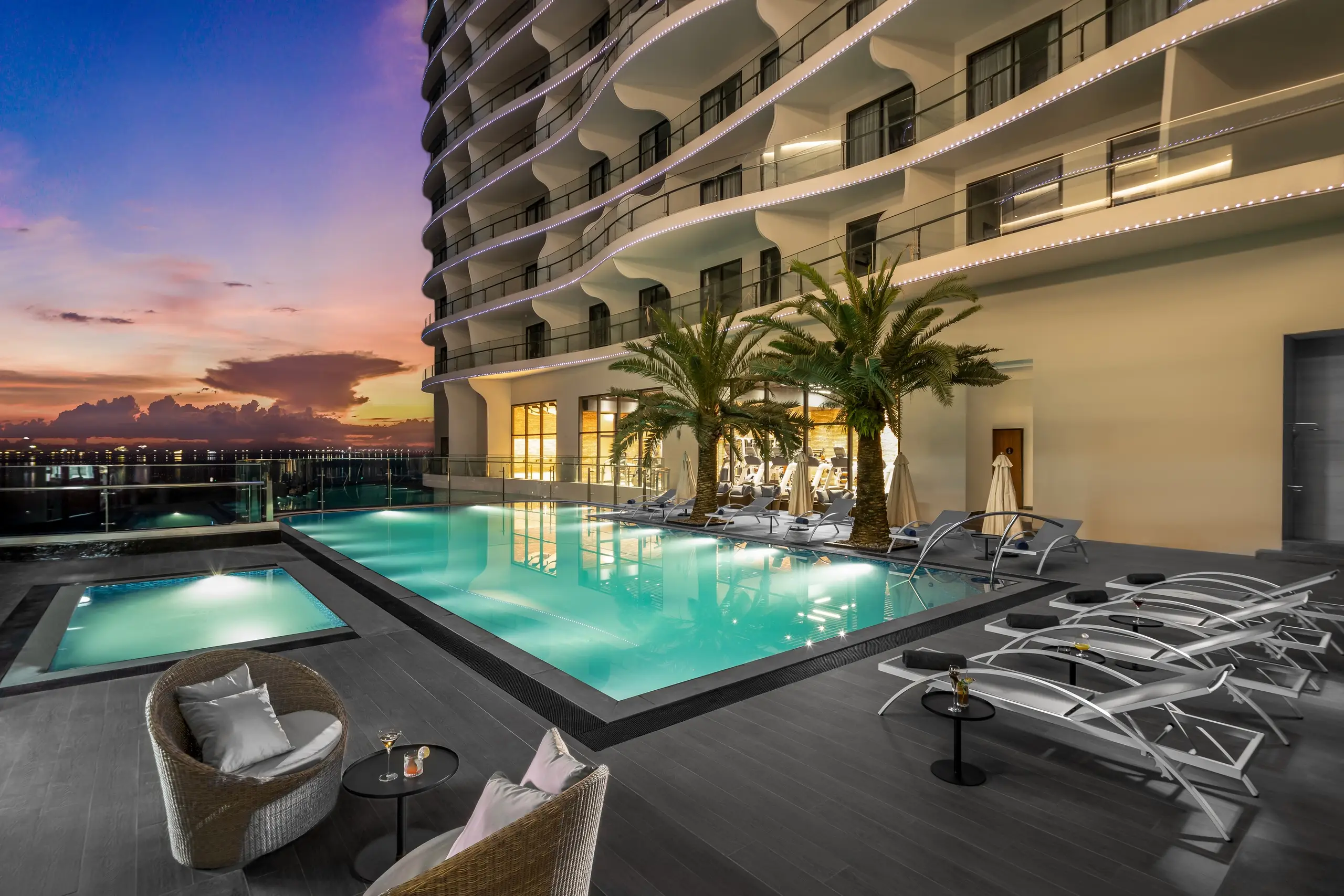 Khách sạn biển đẹp nhất Việt Nam từng nhận cả loạt giải thưởng quốc tế: Rooftop ngắm trọn toàn cảnh vịnh Hạ Long, có bãi biển riêng thỏa sức chơi