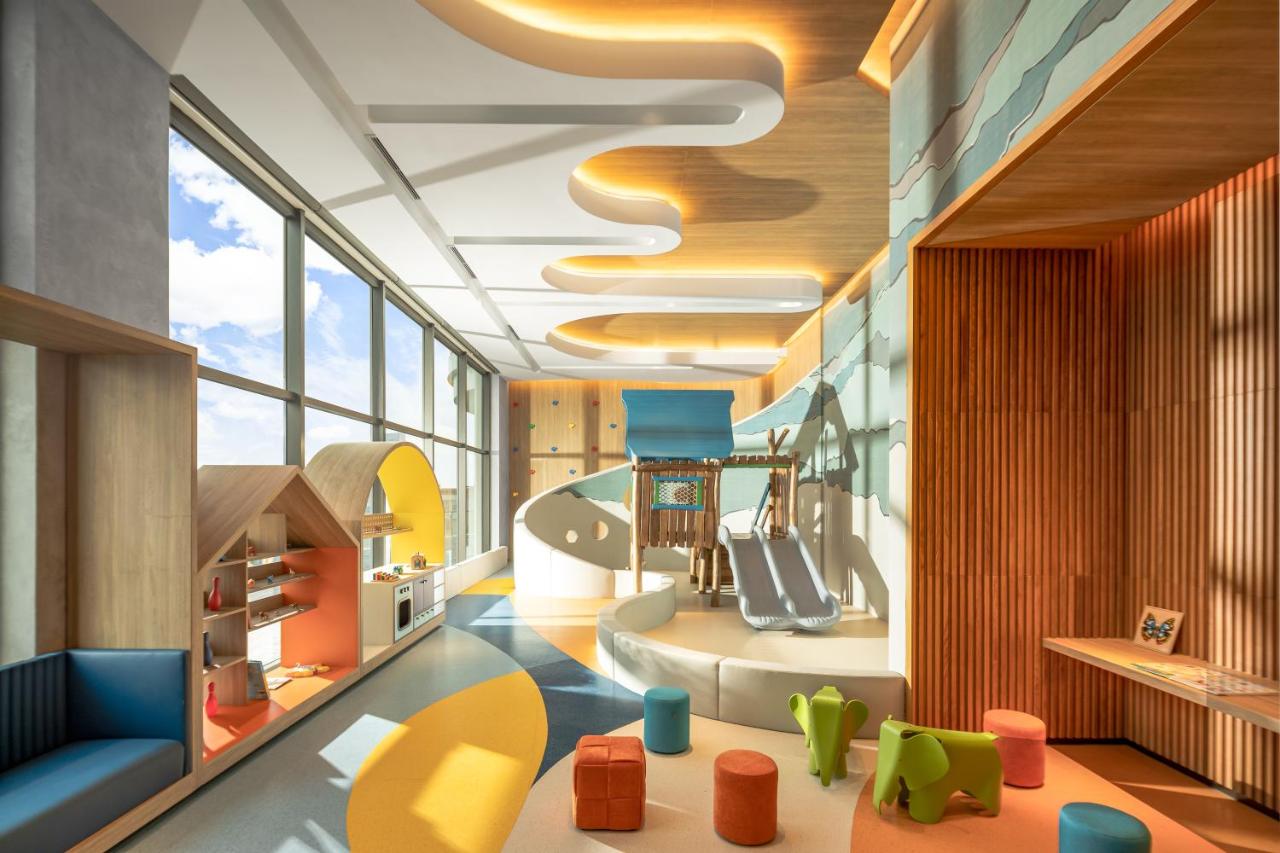 Khách sạn biển đẹp nhất Việt Nam từng nhận cả loạt giải thưởng quốc tế: Rooftop ngắm trọn toàn cảnh vịnh Hạ Long, có bãi biển riêng thỏa sức chơi